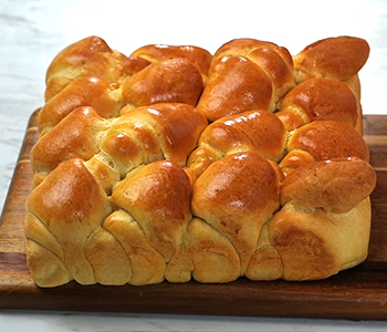 Charola de bollos de leche