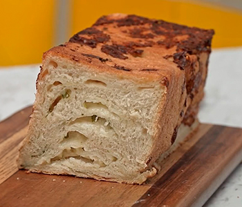 Pan de caja en capa de ajo y queso