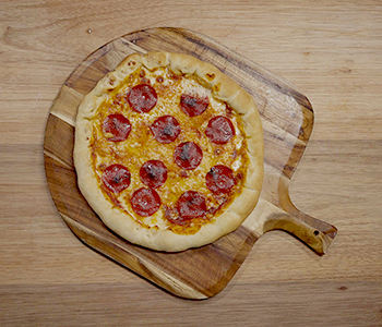 Pizza con orilla rellena de queso